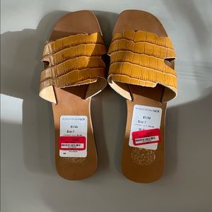 Flat sandals